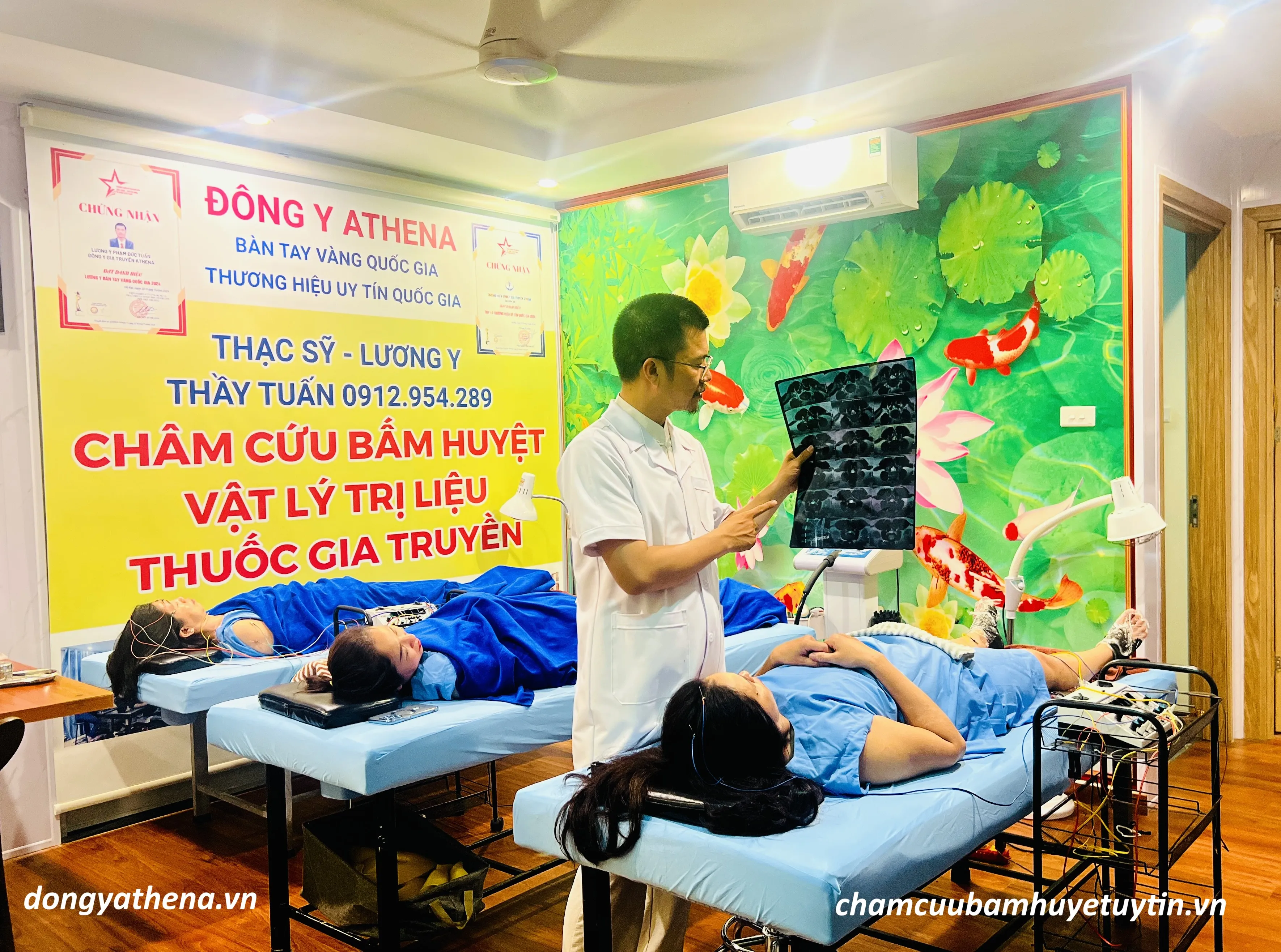  Ảnh 1: Ths. Lương y Phạm Đức Tuấn tại Phòng khám chuyên môn cao Đông Y Athena